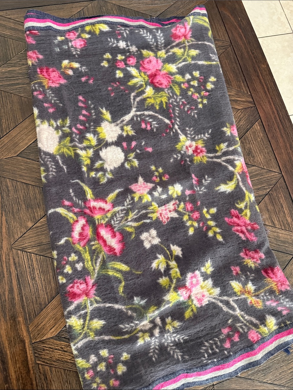 Inoui Toosh Paris French Wool Scarf Floral Botanical Wrap Shawl Charcoal Pink - Picture 7 of 7